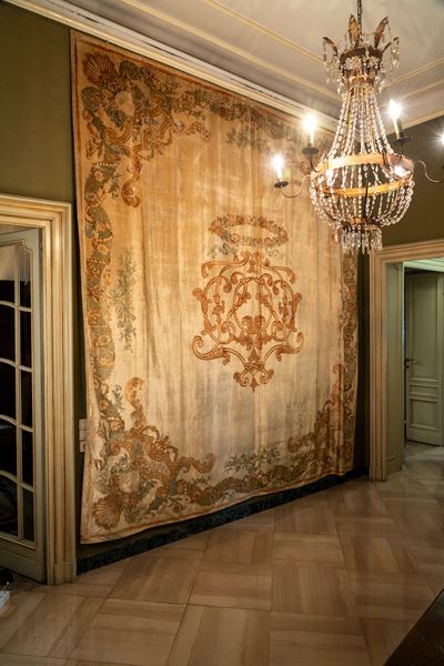 Grande pannello decorativo in velluto dipinto, secolo XVIII-XIX