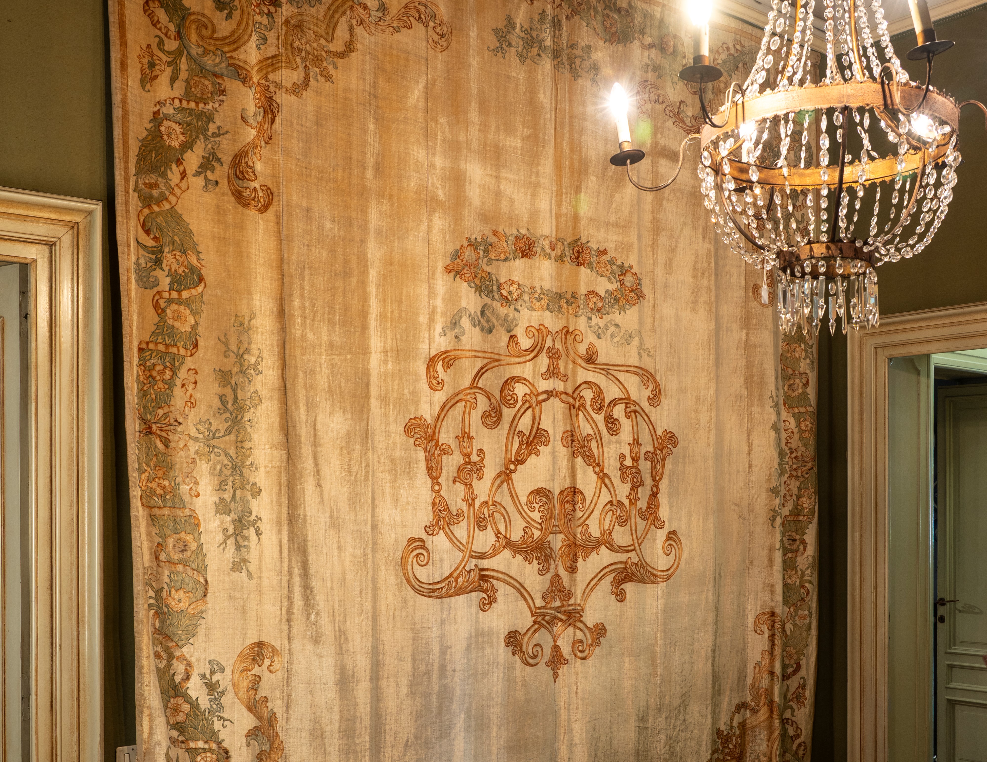 Grande pannello decorativo in velluto dipinto, secolo XVIII-XIX