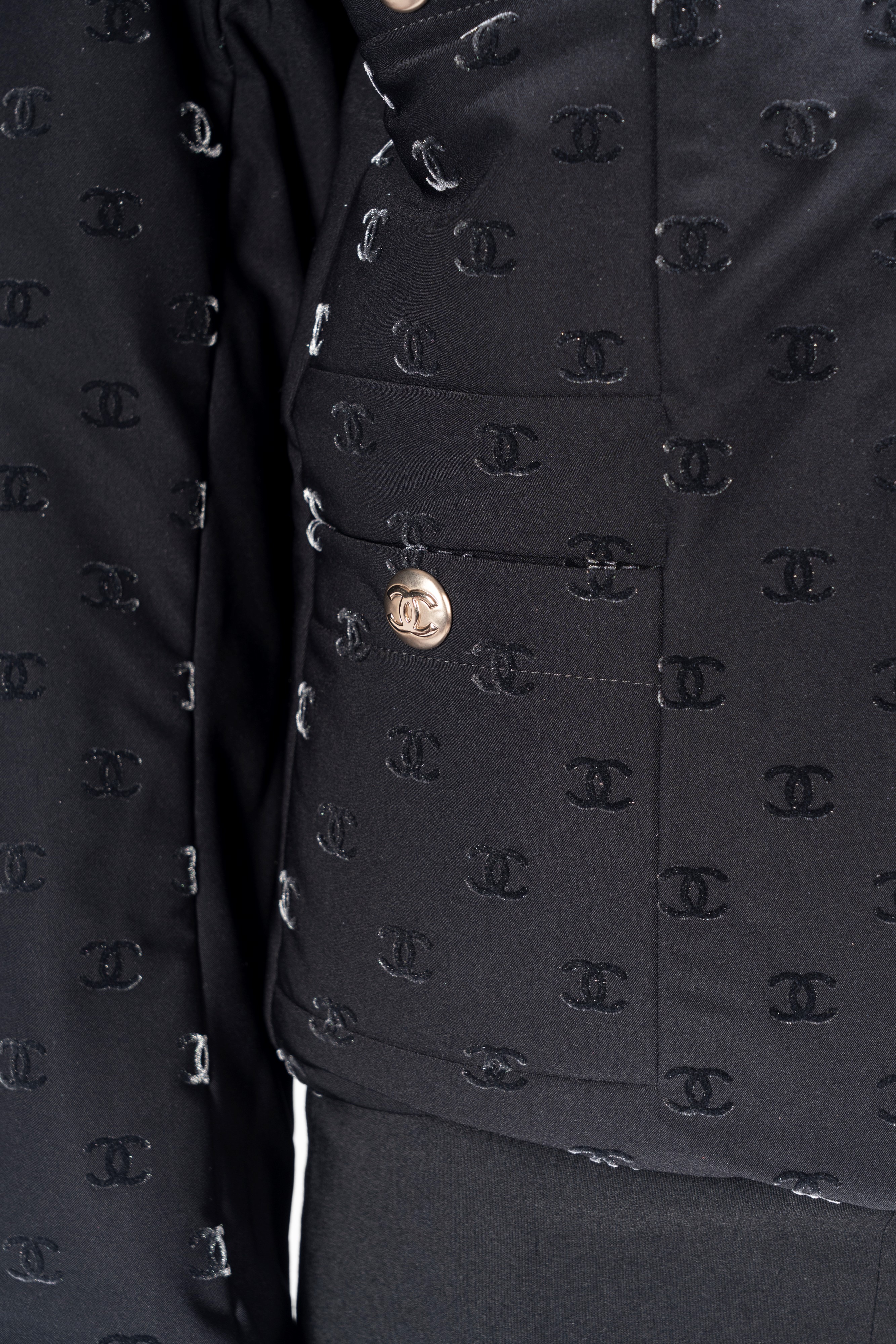 Chanel - Giacca imbottita double face in tessuto tecnico nero con logo in rilievo e stampa
