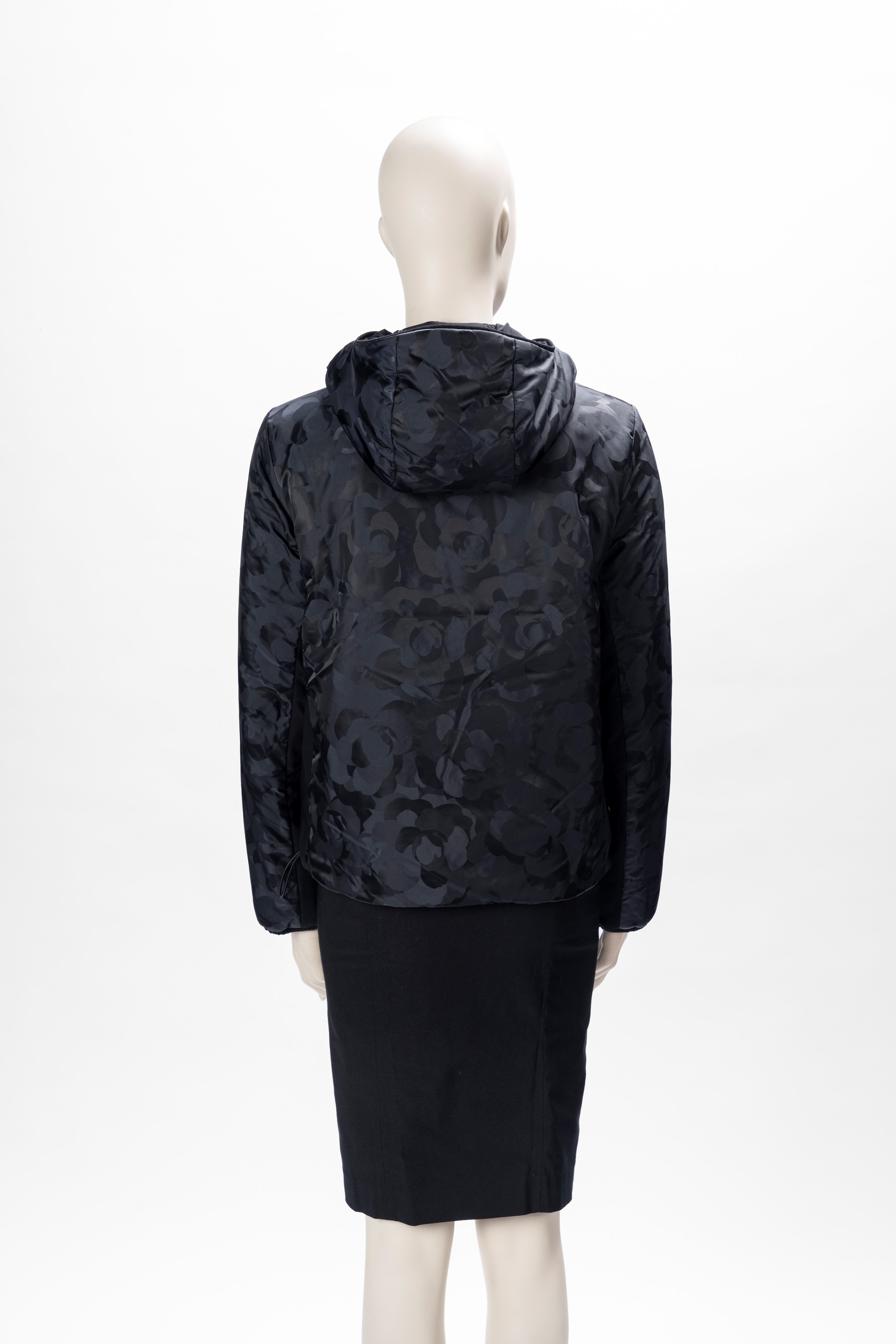 Chanel - Giacca imbottita double face in tessuto tecnico nero con logo in rilievo e stampa