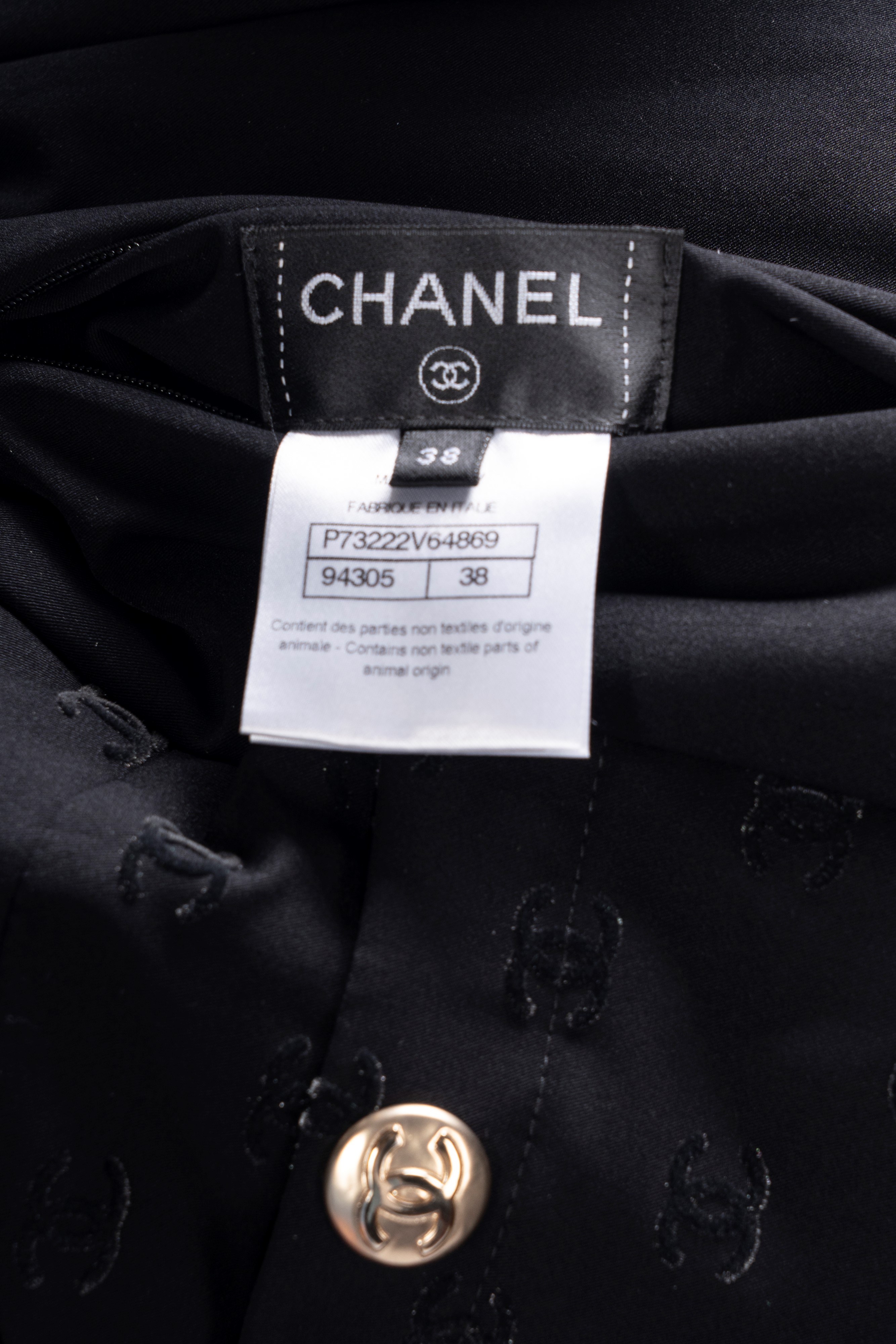 Chanel - Giacca imbottita double face in tessuto tecnico nero con logo in rilievo e stampa