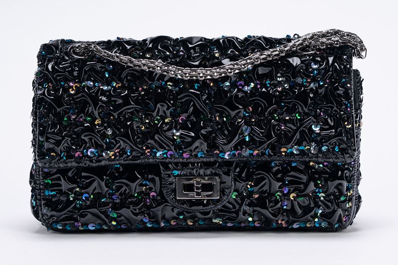 Chanel - Borsa Reissue, vernice goffrata nera con ricamo a paillettes multicolor (2018)