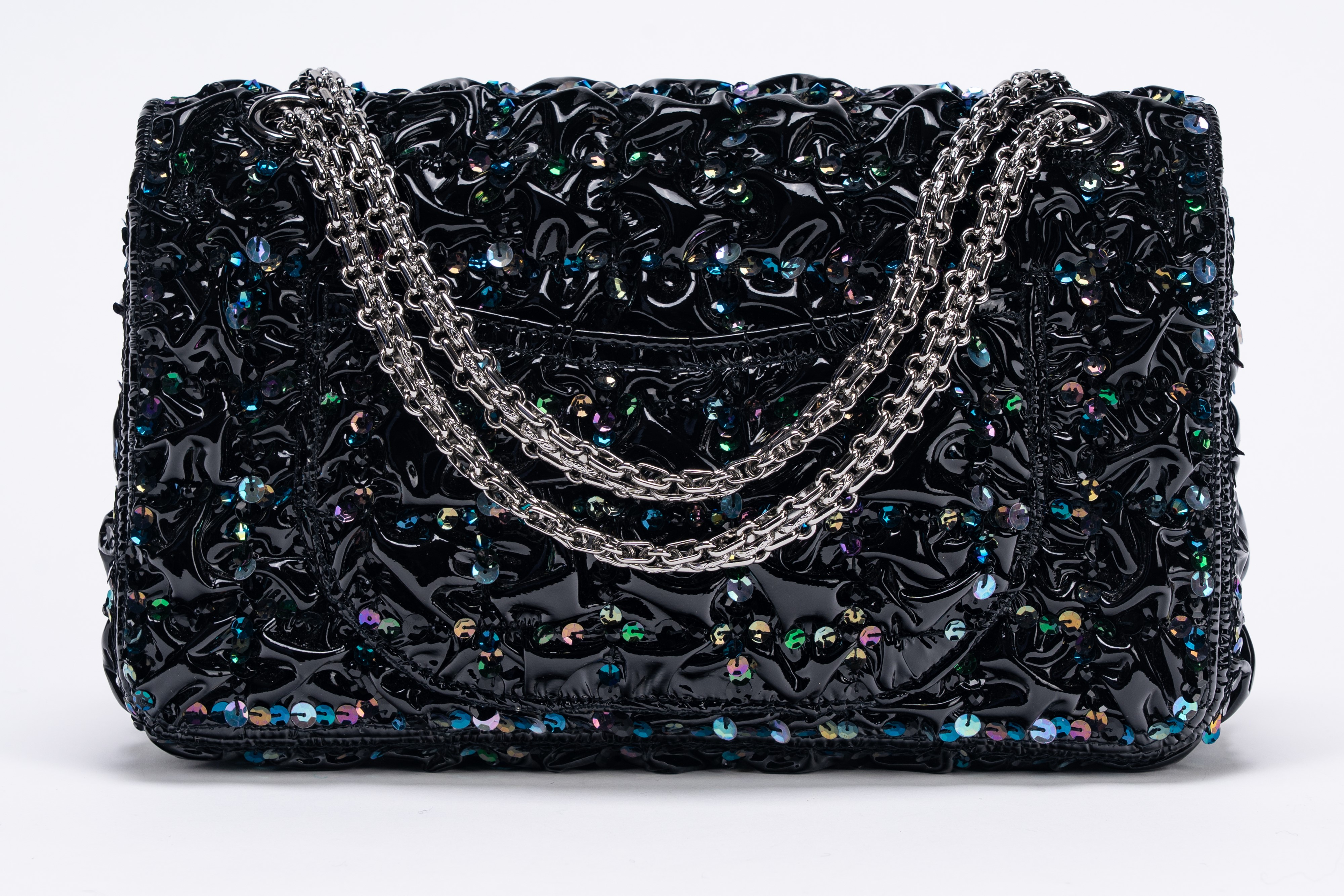 Chanel - Borsa Reissue, vernice goffrata nera con ricamo a paillettes multicolor (2018)