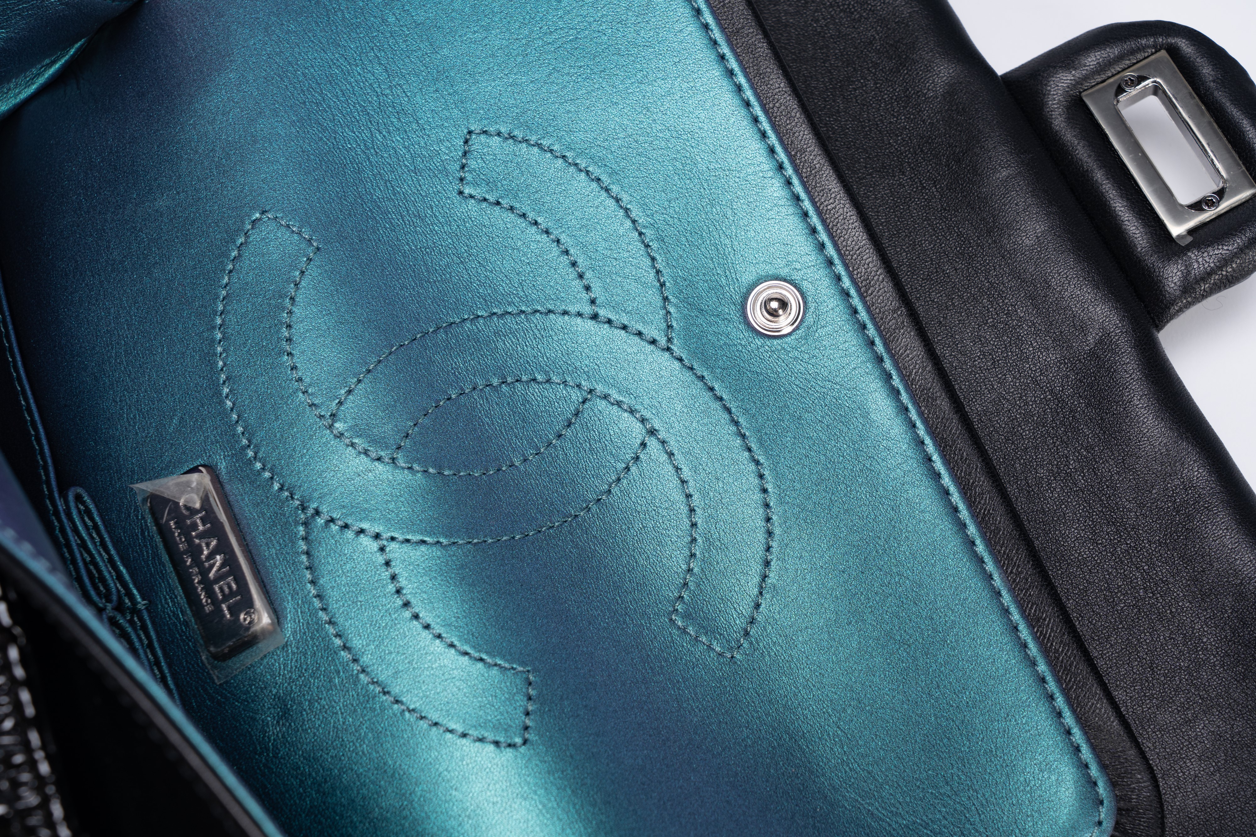 Chanel - Borsa Reissue, vernice goffrata nera con ricamo a paillettes multicolor (2018)