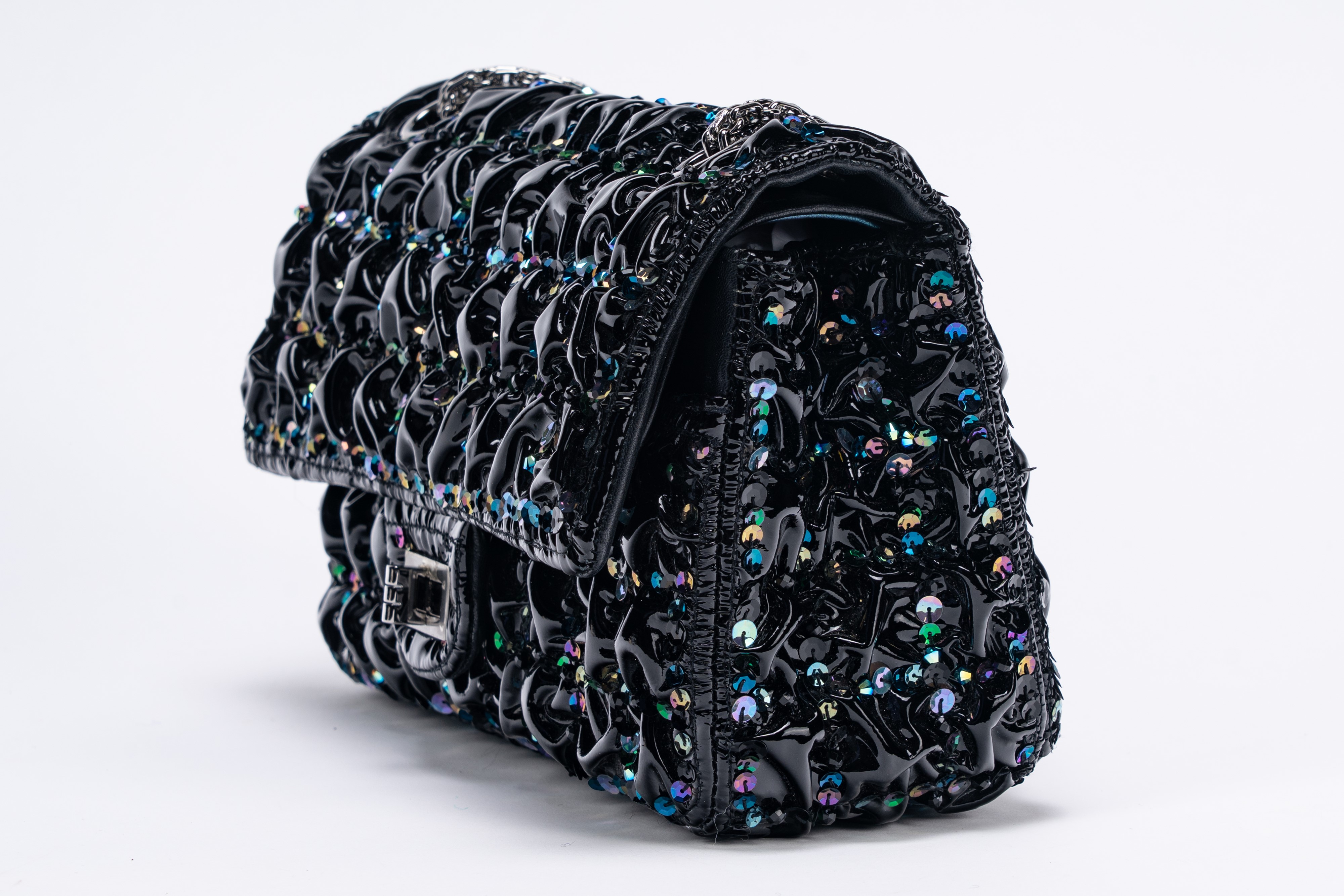 Chanel - Borsa Reissue, vernice goffrata nera con ricamo a paillettes multicolor (2018)