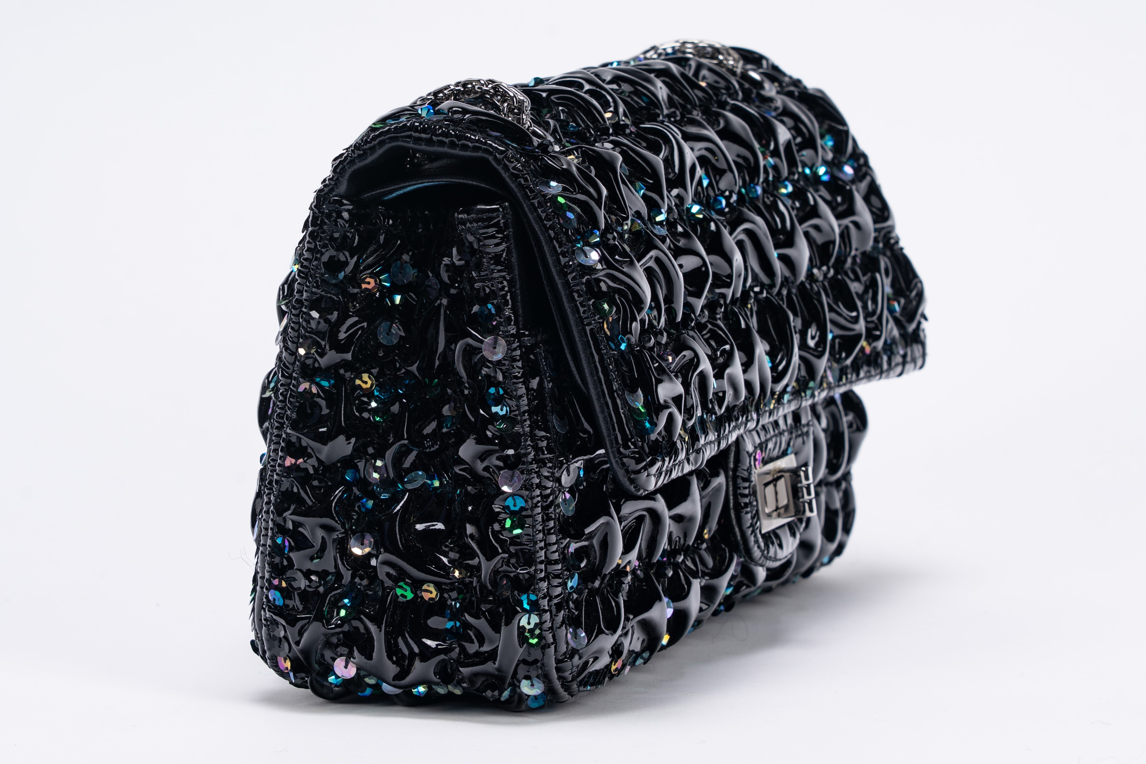 Chanel - Borsa Reissue, vernice goffrata nera con ricamo a paillettes multicolor (2018)