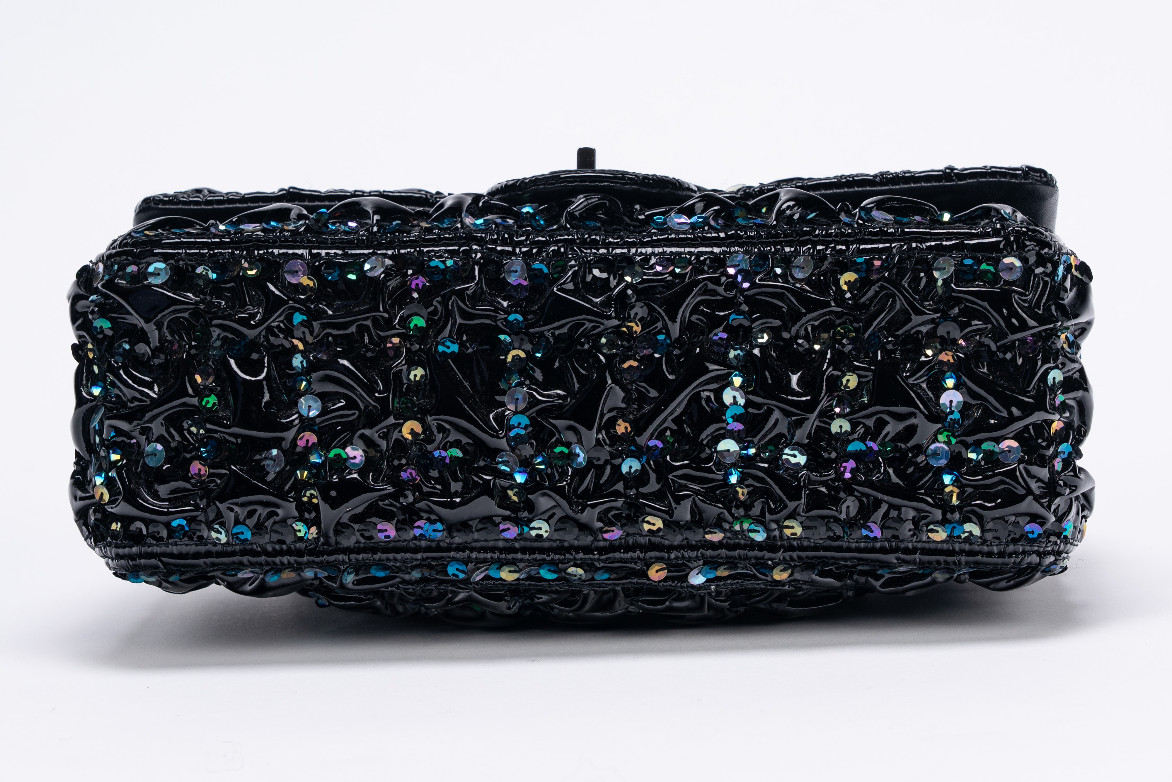 Chanel - Borsa Reissue, vernice goffrata nera con ricamo a paillettes multicolor (2018)