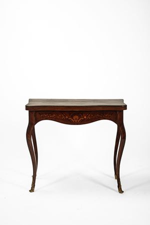 Tavolino da gioco lastronato e intarsiato con piano a libro. Secolo XIX.