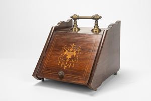 Porta carbone inglese in legno lastronato e intarsiato. Secolo XIX.