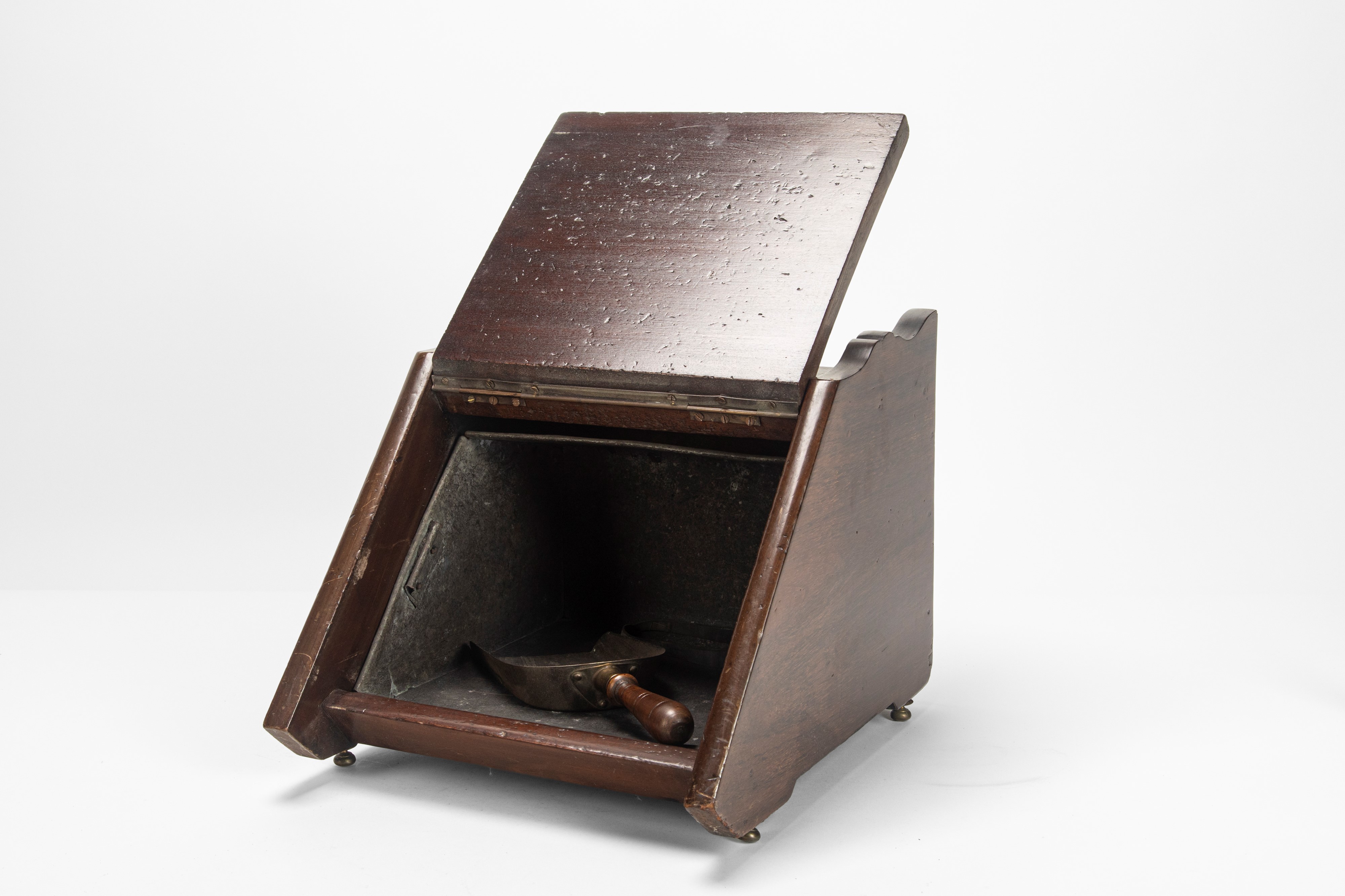 Porta carbone inglese, in legno lastronato e intarsiato, con anta apribile e paletta interna (XIX...