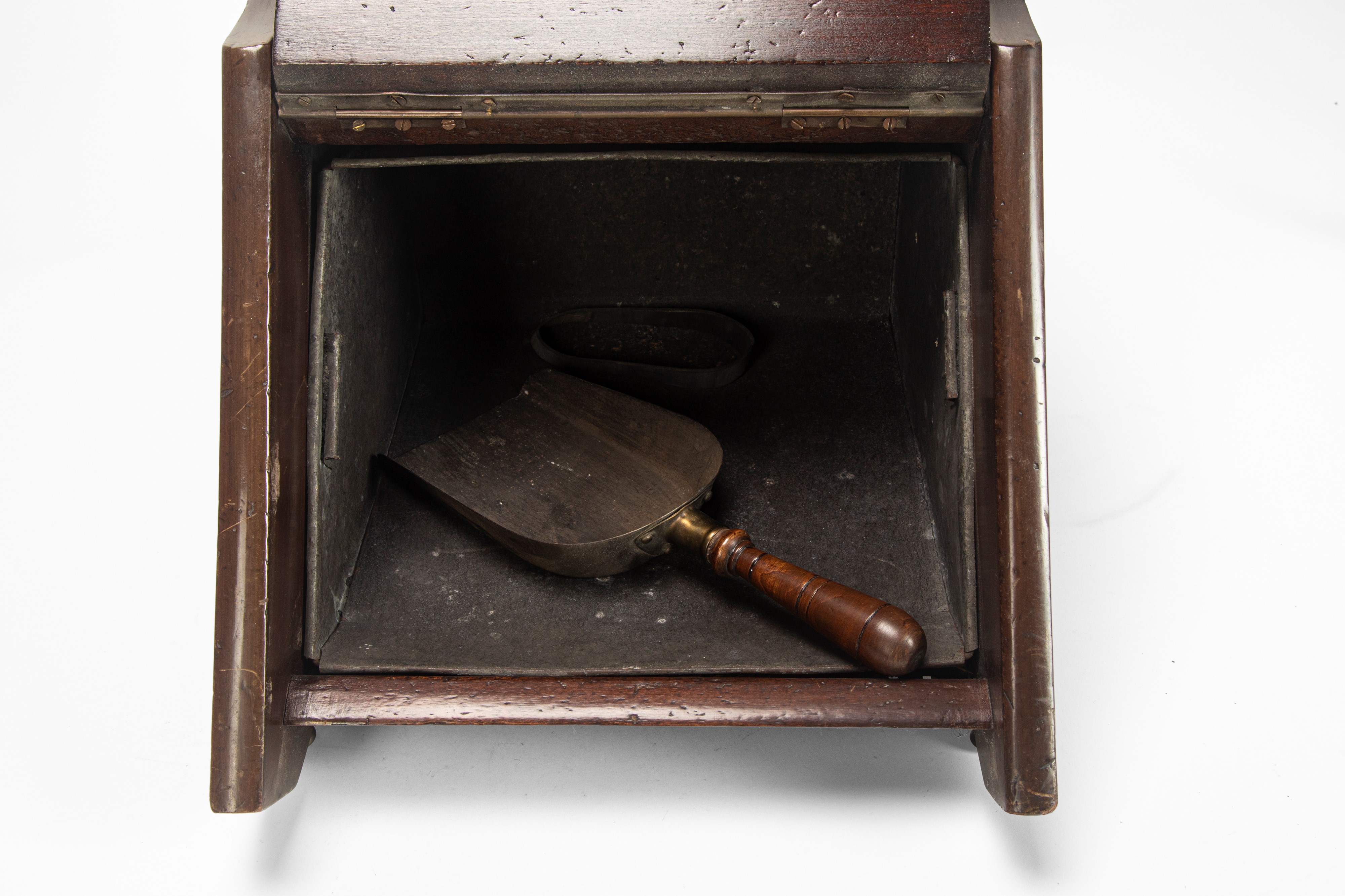 Porta carbone inglese, in legno lastronato e intarsiato, con anta apribile e paletta interna (XIX...