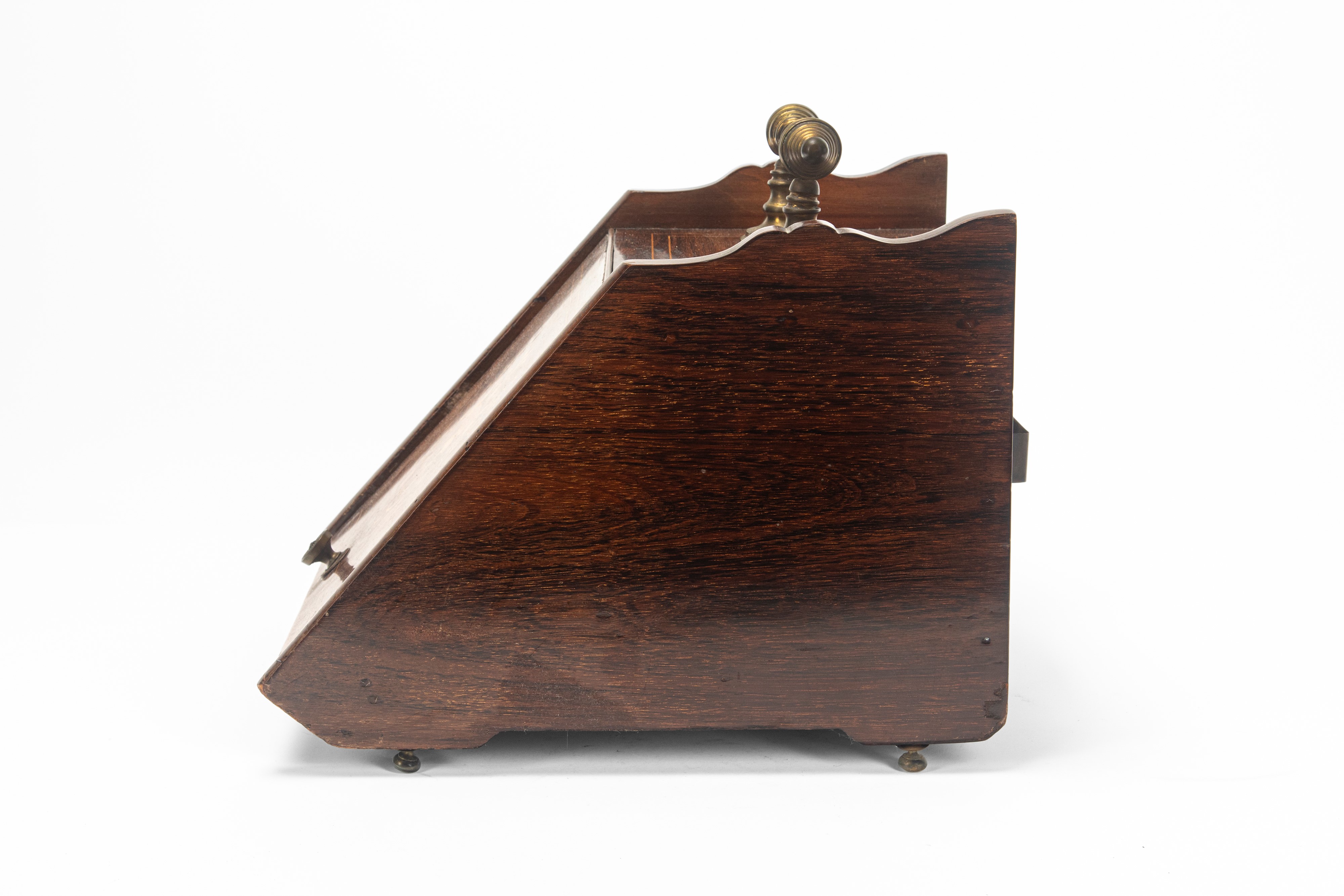 Porta carbone inglese, in legno lastronato e intarsiato, con anta apribile e paletta interna (XIX...