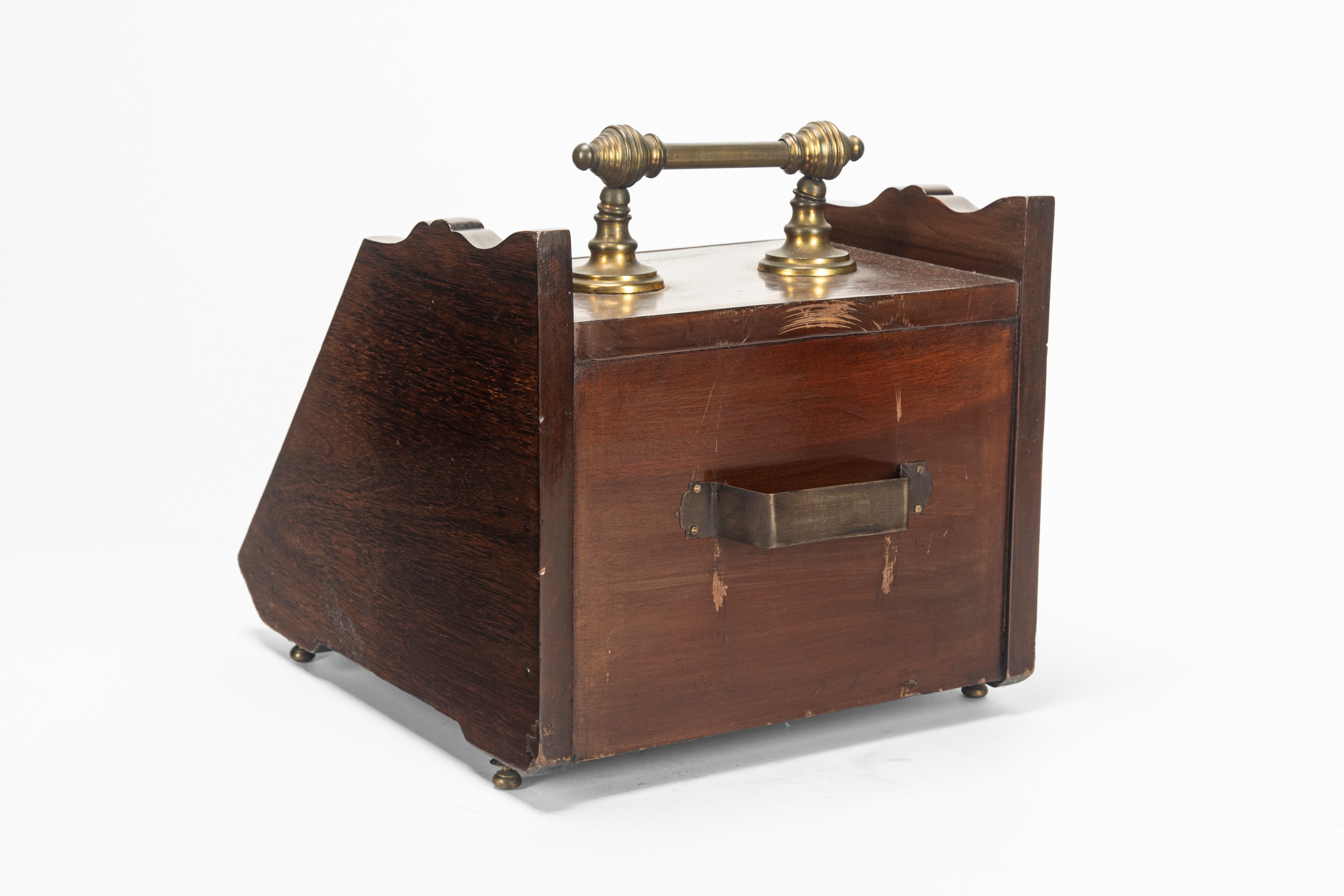 Porta carbone inglese, in legno lastronato e intarsiato, con anta apribile e paletta interna (XIX...