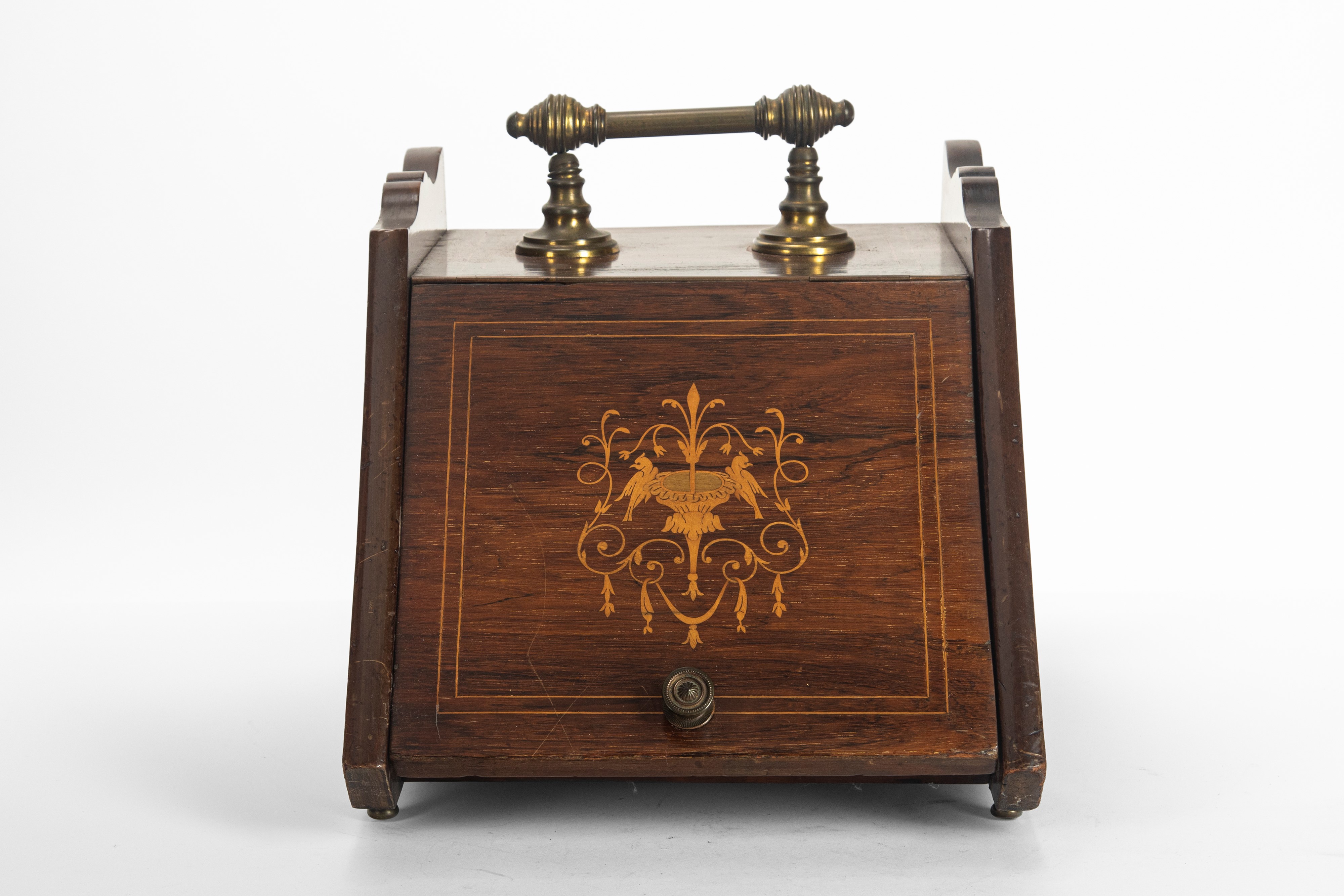 Porta carbone inglese, in legno lastronato e intarsiato, con anta apribile e paletta interna (XIX...