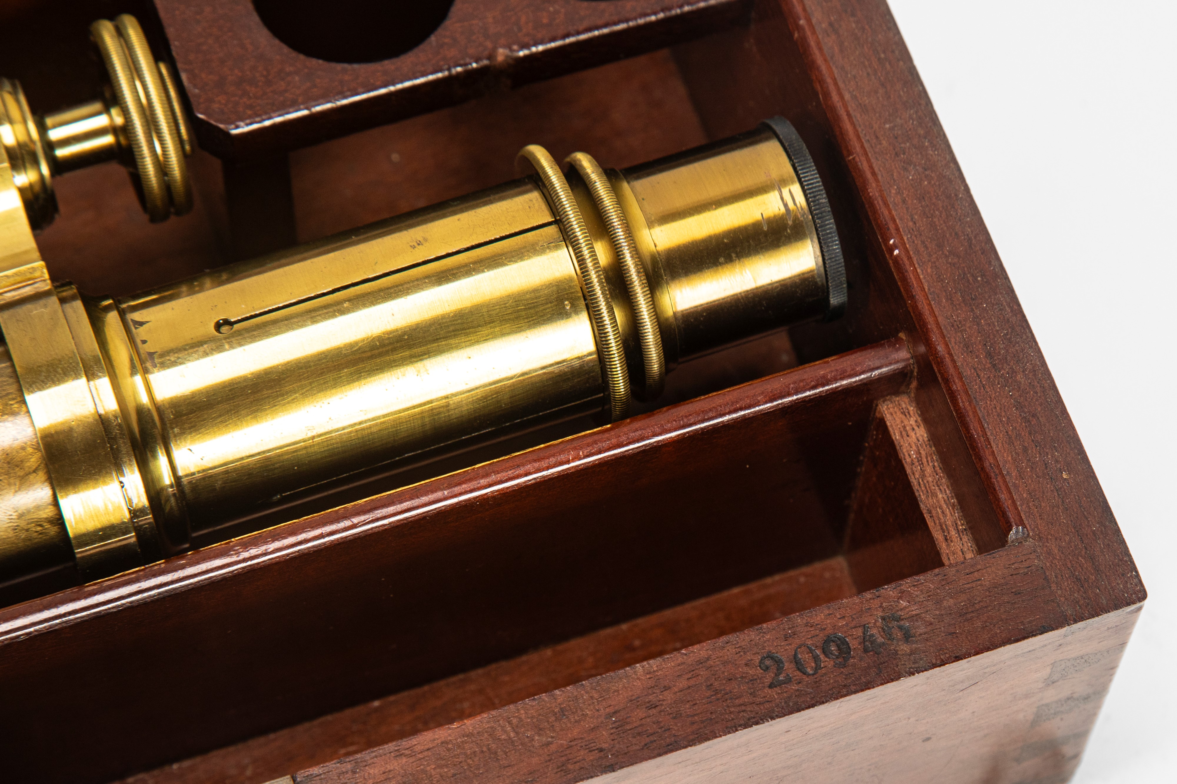 Charles Marchand, Microscopio in ottone con lente entro cofanetto ligneo