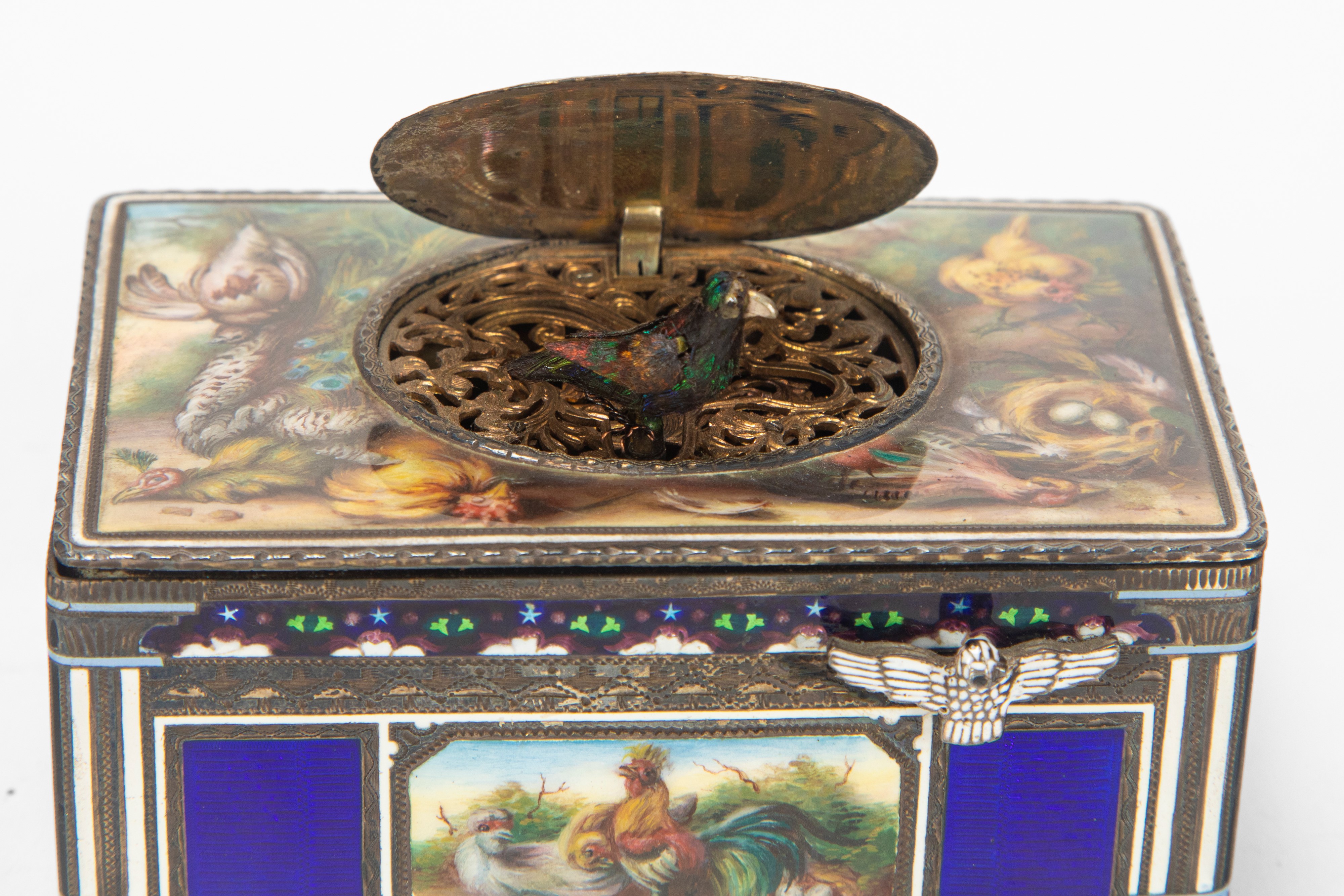 Scatola smaltata con carillon, decorazione policroma con volatili e paesaggio, secolo XIX
