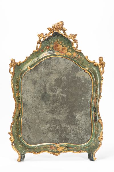 Specchiera veneziana del XVIII secolo, forma mossa in legno laccato e dorato