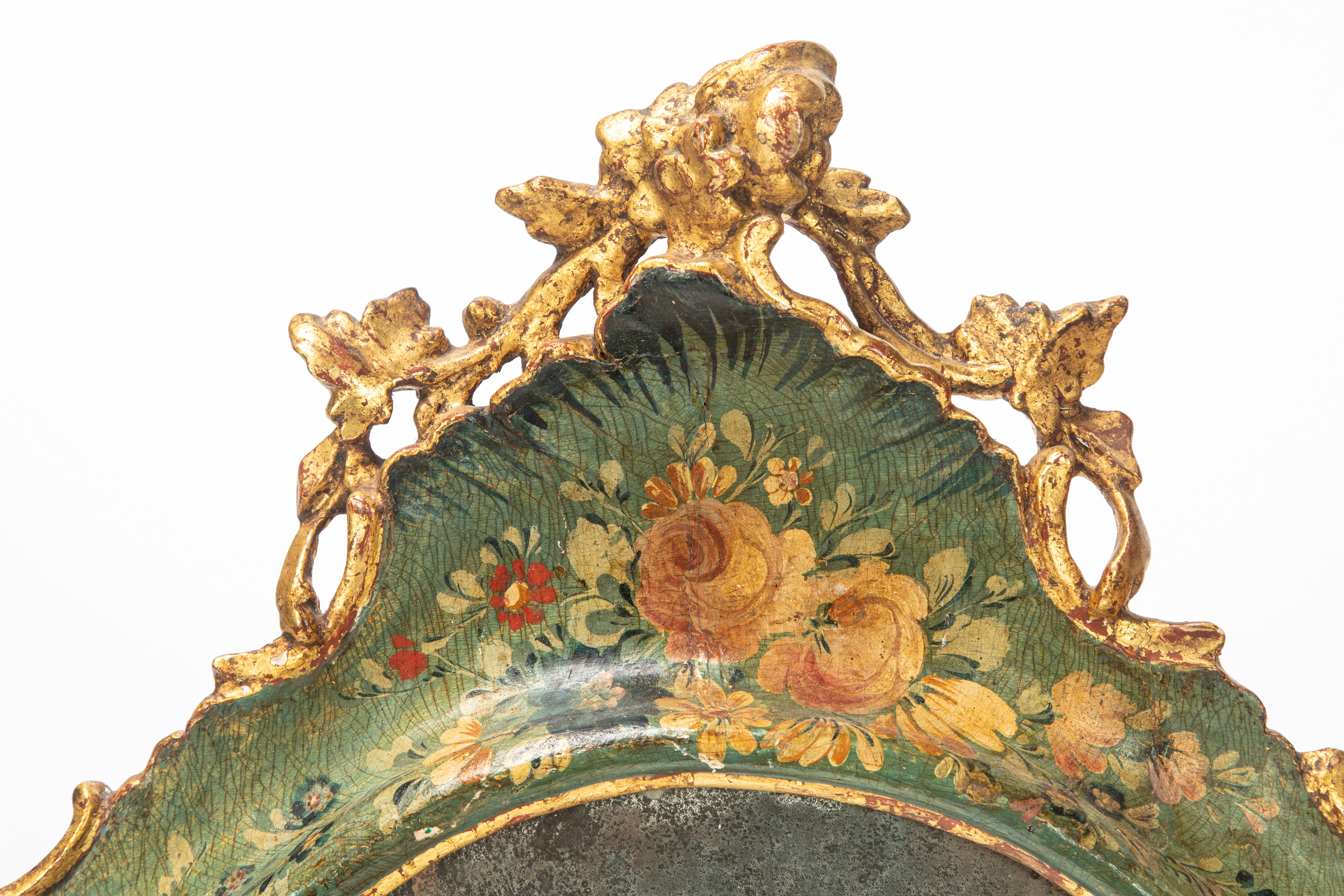 Specchiera veneziana del XVIII secolo, cornice in legno laccato e dorato, fondo verde decorato a ...