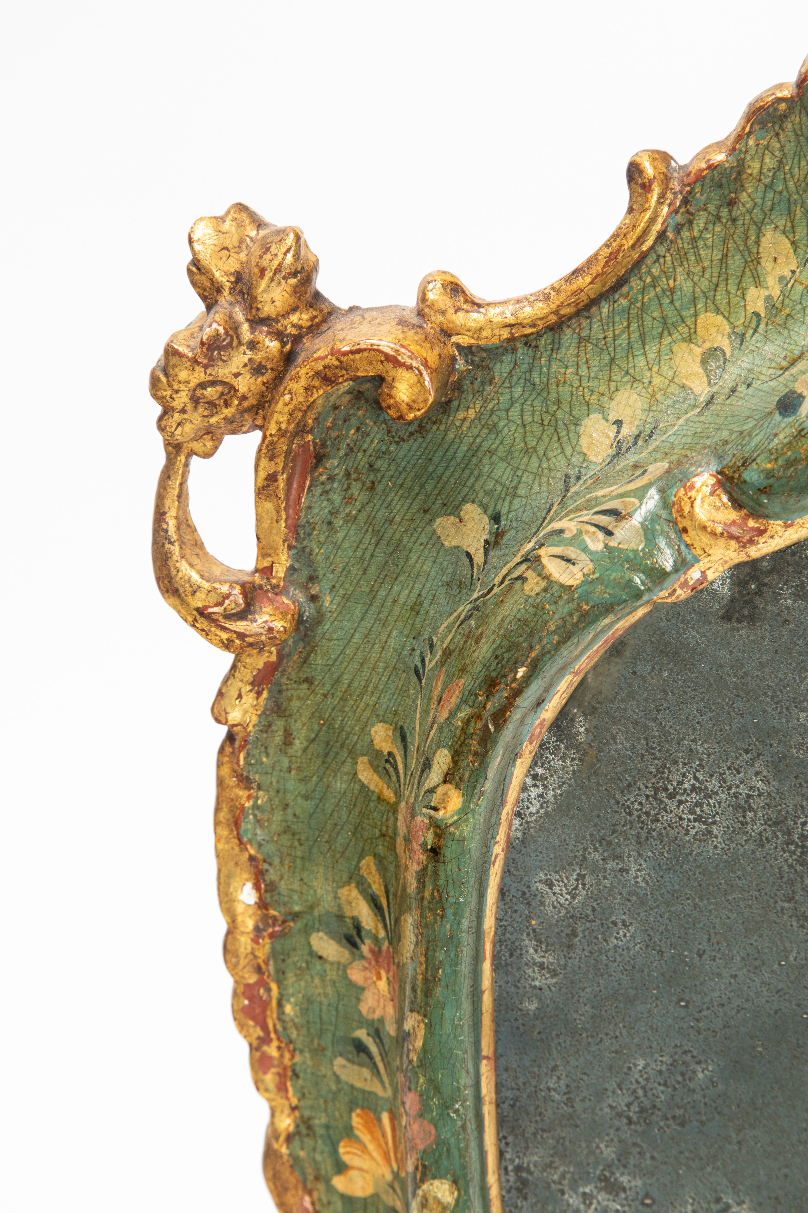 Specchiera veneziana del XVIII secolo, cornice in legno laccato e dorato, fondo verde decorato a ...