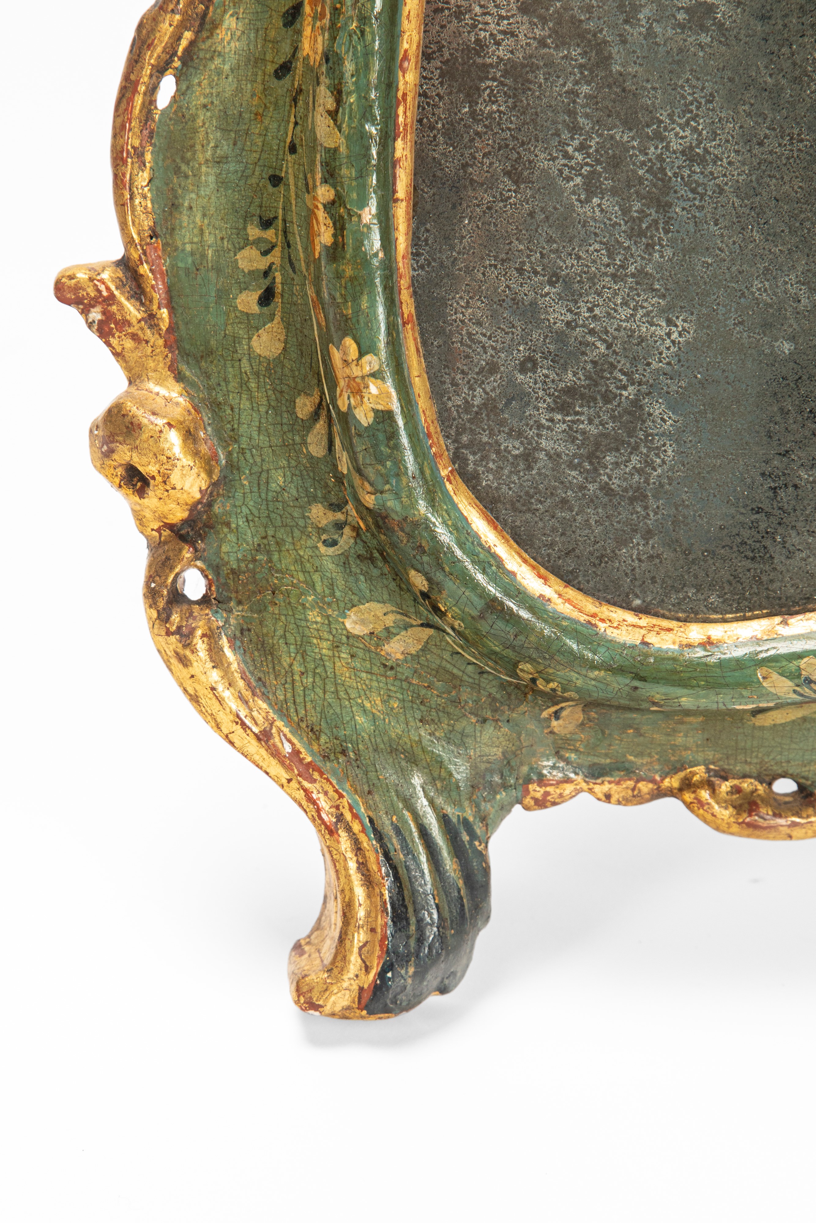 Specchiera veneziana del XVIII secolo, cornice in legno laccato e dorato, fondo verde decorato a ...
