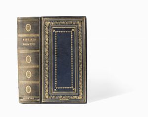 Prima e rara edizione aldina. Giovanni Battista Cipelli, meglio noto col nome umanistico di Egnazio, fu insegnante privato a Venezia dal 1494, quindi professore di eloquenza; lunga e proficua fu la sua collaborazione con Aldo, interrottasi dopo la morte di Aldo per la grettezza umana e culturale di Andrea Torresani, erede della tipografia, come lo stesso Egnazio avrà modo di dichiarare.
 In hoc volumine haec continentur. Ioannis Baptistæ Egnatij Veneti de Cæsaribus libri III à dictatore Cæsare ad Constantinum Palæologum, hinc à Carolo Magno ad Maximilianum Cæsarem. Eiusdem in Spartiani, Lampridijque uitas, & reliquorum annotationes