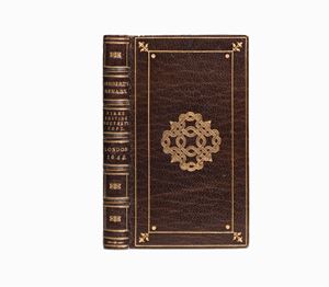 Prima edizione in bella e fresca copia dalla biblioteca di
Robert Southey, con la sua divisa in un foglio inserito dopo
il titolo, e il suo autografo a piè di quest’ultimo:”Robert
Southey, Bristol 1797”. Southey nel 1797 aveva 23 anni, e
già era autore di diverse opere, compresi i suoi Minor Poems,
pubblicati proprio quell’anno a Bristol. Nota marginale a
penna del poeta a pag. 12, e il suo segno caratteristico,”S”,
lungo tutta l’opera. Questa raccolta comprende The Priest
of the Temple, la collezione di proverbi Jacula Prudentium
(probabilmente non opera di Herbert ), e gli Apothegmes.
 
 Herbert... now exposed to
public light