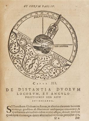 Edizione rara in latino della versione accresciuta curata da  Johan Isaac Pontanus del famoso trattato di Robert Hues sul primo paio di globi prodotti in Inghilterra, disegnati da Emery Molyneux, completati nel 1592, che ancora possono essere ammirati alla Middle Temple Library. L'opera di Hues fu un successo e ne vennero stampate almeno 12 edizioni in tedesco, inglese, francese e latino.   Tractatus de globis, coelesti et terrestri eorumque usu