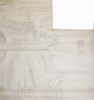 "Ci sono tre battaglie di El Alamein [...] La prima fu la battaglia condotta in luglio dalle forze britanniche [...] per arrestare l'avanzata italo-tedesca [...] La seconda fu l'offensiva detta di Alam el Halfa, condotta da Rommel tra il 30 agosto e il 5 settembre [...] La terza è la più famosa e decisiva, dalla sera del 23 ottobre al 4 novembre, la grande vittoria inglese."

La celebre battaglia di El Alamein fu uno scontro armato avvenuto nel corso della seconda guerra mondiale tra l'Impero britannico e le forze italo-tedesche. Da un parte il Generale Rommel, dall'altra il Generale Montgomery. La battaglia si svolse in tre fasi distinte, per cui si parla di:
- Prima battaglia di El Alamein (1-27 luglio 1942)
- Battaglia di Alam Halfa (30 agosto-5 settembre 1942), definita da alcuni autori come seconda battaglia di El Alamein
- Seconda battaglia di El Alamein (23 ottobre-3 novembre 1942), definita da alcuni autori come terza battaglia di El Alamein.
La presente carta militare fotografa la situazione un mese prima dello scontro finale.

 Supersedes defences overprints dated 23 Sept. 1942