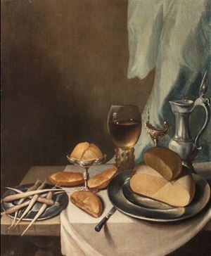 Tavola imbandita con formaggi e ravanelli in piatti di peltro, pani, un'alzatina con del burro, un boccale di birra e un bicchiere di vetro