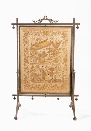 Pannello decorato a filo oro su seta raffigurante giardino con pagoda e astanti, montato in struttura in bronzo con funzione di paracamino 