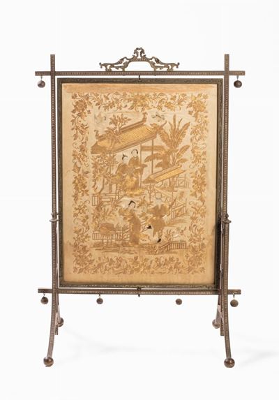 Pannello decorato a filo d’oro su seta con scena di giardino, pagoda e astanti, montato in strutt...