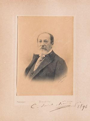 Ritratto del compositore, pianista ed organista francese Charles Camille Saint-Saëns (1835-1921), eseguito con la tecnica della platinotipia nell' atelier del fotografo francese Bioletto con sede a Lione. Ritratto