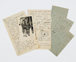 Impressionante insieme epistolare relativo ad uno dei pittori più importanti del panorama romano e nazionale, della sua generazione. 
Con la moglie A. Raphael e con Scipione fu tra i creatori della "scuola romana" di pittura, che intorno al 1930 si pose come reazione nei confronti della retorica del "novecento" attuando una pittura tonale, commossa e fantasiosa. Dopo i primi quadri espressionistici il suo modo pittorico si andò equilibrando in composizioni di fiori o paesaggi in cui la luce, nei rapporti tonali di colore, crea plasticamente le forme. Insegnò alle accademie di Firenze (dal 1956) e di Roma (dal 1961).
La corrispondenza qui raccolta, sconosciuta e inedita, è relativa al probabile primo, grande amore di Mafai: la modella Angela Santini. Le lettere tratteggiano un intenso rapporto sentimentale, fatto di vicinanze e abbandoni, riavvicinamenti e gelosie, tutto vissuto nella Storia (quella grande della II Guerra Mondiale sullo sfondo e del duro Dopoguerra) e nella storia più intima del percorso artistico e professionale di Mafai, che la Santini seguì e incoraggiò per lunghi anni. Sovente il pittore le racconta dei suoi successi, ma anche della difficile e tormentata strada dell’artista: lei è una presenza vigile, costante, rasserenante per Mafai, sa che c’è e che su di lei può contare. “Quelle ore che passo con te sono sempre ore spensierate, e la tua semplicità e la felicità del tuo amore mi dà un senso di pienezza che è difficile spiegare.”
Un rapporto intenso, vero, sincero, vissuto all’ombra del grande artista ma con un’intensità sua propria, che lascia trasparire le due personalità, di Mario e Lina, della loro vita e del loro intenso sodalizio. Carteggio con Angela Santini