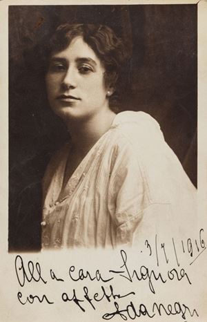Oltre alla fotocartolina di Ada Negri, 140 x 90 mm., dedicata "Alla cara Signora", vi sono foto di Giuditta Negri Viganò (1918), Teresa Mariani Zampieri (1905), E.Torelli (1916), Tullio Carminati (1915) etc. Foto di attori a cavallo tra XIX e XX sec.