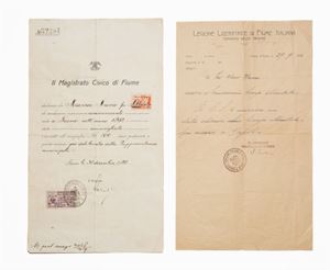 Entrambi i documenti sono intestati a Mario Massai, commerciante, che nel primo richiede un atto di iscrizione all'anagrafe fiumana, firmato il 30 dicembre 1919, con bolli e timbri, e nel secondo ottiene una licenza illimitata per recarsi a Napoli, firmata dal Comandante di Divisione. Insieme nel lotto 5 belle cartoline, 87 x 137 mm., due delle quali raffiguranti la veduta generale della città e una brulicante Piazza Dante. Cartoline e documenti