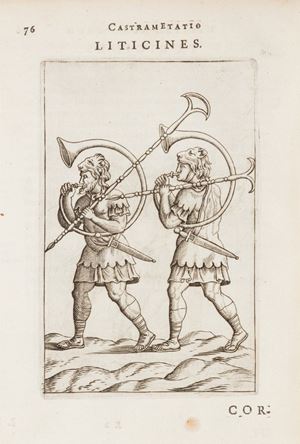 Seconda edizione in lingua latina. L'edizione originale di questa graziosa opera dedicata alla numismatica, alla religione e all'arte militare romana, fu stampata in Francia nel 1555. Le belle calcografie che corredano l'opera, riproducono monete, costumi militari, armi, accampamenti, scene di sacrifici.    Veterum romanorum religio castrametatio disciplina militaris ut & balneae ex antiquis numismatibus & lapidibus demonstrata