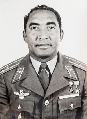 Ritratto dell'astronauta cubano Tamayo in uniforme