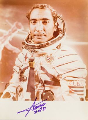 Ritratto dell'astronauta cubano Tamayo con la tuta spaziale