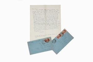 Saba e Levi si erano incontrati per la prima volta nella casa torinese di Giacomo Debenedetti molto probabilmente nel 1924. Levi, nato nel 1902, era giovanissimo, un anno meno di Debenedetti, che sarebbe diventato il critico più importante di Saba. (...) Frequentando Saba, Carlo si lega alla figlia Linuccia che gli sarà poi vicina sempre. Non bella, magra, con gli occhi chiari di cui Levi parla nell' Orologio, Linuccia era sposata col pittore triestino Lionello Giorni e quel matrimonio resterà lì, formalmente in piedi, mentre la passione segreta per Carlo diventava lo scopo della sua vita. Tra Linuccia Saba e Carlo si crea dunque uno strano triangolo: i due amano, riamati, il poeta e lo aiutano in ogni modo, ma qualche volta è Carlo a cercare di sottrarre Linuccia all'incontenibile ansia che il padre gli riversa addosso.
Era nata a Trieste da Umberto Poli (il vero nome di Umberto Saba) e da Carolina Wöfler (Lina) il 24 gennaio 1910; dai carteggi tra Saba e la moglie è noto che quelli furono anni turbolenti per il loro rapporto. Pittrice, scrittrice, giornalista, visse all'ombra del Padre ma con una forte e decisa personalità.
Le lettere qui raccolte testimoniano una forte passione emotiva, mai celata e confermata di anno in anno: dalla prima missiva del 17.10.45, dove ancora la loro relazione sembra in fieri: "Mio caro Carlo, ti ho scritto in questi giorni una lunga lettera che però rimane nella mia borsetta. Il tuo silenzio, anche quando non si tratta di "sentimento", è eloquente e rende la lettera inutile. Evito quindi ogni argomento personale". (...)". Ma nell'ultima, decisamente più recente anche se non datata perché consegnata a mano, il loro rapporto è divenuto esplicito: "Amore, speravo vederti e dirti che non hai nessun dovere verso di me; io dovrei avere una infinita gratitudine verso di te, ma sarebbe, è, così grande che mi soverchia. Posso solo paragonarla a quella di Adamo verso Dio, solo Adamo ha dato, penso, soddisfazione a chi ha toccato. Io invece posso solo volerti bene: è oggi la sola cosa viva che io senta. Ti abbraccio, Linuccia".  Lettere autografe a Carlo Levi