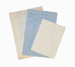 Bell'insight nel laboratorio del celebre scrittore e pittore torinese, politico e antifascista italiano, tra i più significativi narratori del Novecento. 
Si comincia da una busta della Biblioteca Germanica di Piazza Venezia, fittamente annotata dal Levi politico che riporta e commenta frasi e decisioni del socialista Francesco De Martino, con osservazioni interessanti sulla politica italiana di quegli anni. Levi sarà Senatore per due legislature nelle fila del Partito Comunista, nel 1963 e nel 1968. In una lucida pagina descrive il "Fallimento generale della politica di sinistra. Fallimento della politica di unità socialista [bisognava rendersene conto, considerare la partita chiusa, e mutare rotta]. Possibilità 1) Politica di centro sinistra, alla Saragat. (...)" Una pagina di acute osservazioni politiche tutta da studiare. Di grande interesse sono poi le 8 pagine vergate su grandi fogli di carta filigranata che contengono 16 testi poetici di varia lunghezza preparati per il famoso volume di poesie, mai pubblicato in vita. Ciascuno col suo numero di sequenza in matita rossa, e una possibile datazione in calce. Sempre molto interessanti i due fogli con quartine rimate dal titolo Piccoli quiz in agrodolce: 19 brevi testi poetici ciascuno col suo titolo, dedicati a Sergio Miniussi, come si legge in basso a sinistra: "Dedica / A Miniussi, sapete, il baldo giovinetto che occhieggia le mulete con sguardi da falchetto". Due pagine di un quadernone rigido, scritte a matita, contengono un testo in prosa (o parte di esso) datato 16 dic. 40. Insieme nel lotto, due articoli di giornali su Levi e un dattiloscritto delle Sei poesie della vecchiaia di Saba 1953-1954, copia dattiloscritta da Fallani e donata da Linuccia Saba nel 1975.  Appunti, note e poesie