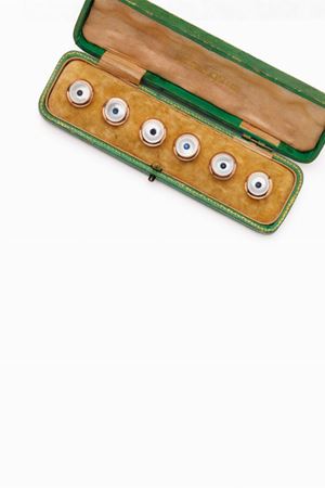 in metallo dorato, smalto, madreperla e pietre blu