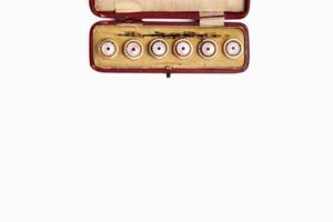 in metallo dorato, smalto, madreperla e pietre rosse