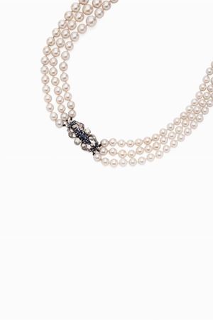 in oro bianco 18kt, perle coltivate, zaffiri e diamanti
