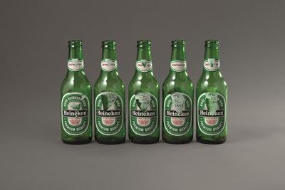 Cinq bouteilles de bière Heineken, 1993