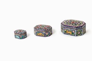 in metallo dorato, smalto e pietre colorate