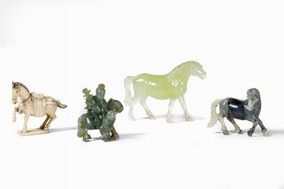 Lotto di sculture in pietre dure: due cavalli in giada, cavallo con cavaliere e bambino in giada,...