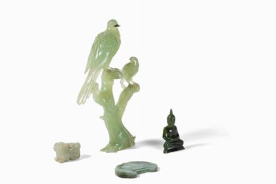 Scultura raffigurante uccelli su un ramo, fibbia in giada, piccolo Buddha in giada e cane di Fho
