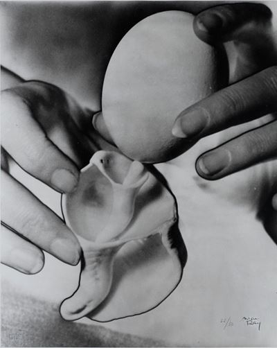 Autore sconosciuto, Egg and shell (Solarization), 1931 - Stampa successiva alla gelatina ai sali ...