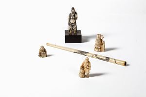 Lotto composto da cinque oggetti giapponesi in avorio: tre metsuke, un okimono (su base in legno) e un bocchino 