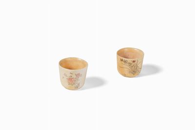 Due bicchierini in avorio con decori floreali, Cina, XIX secolo